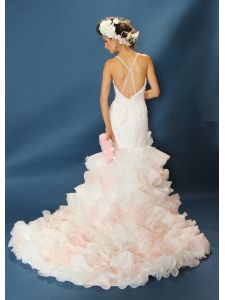 Különleges fodros organza esküvő ruha