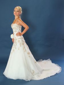 Arany hímzésű organza menyasszonyi ruha