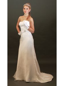 Selyemszatén-organza elegánsan egyszerü esküvőiruha, strasszdísszel
