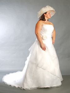 Törtfehér organza és selyemszatén pántnélküli molett menyasszonyi ruha, Eternity Bride, hozzá menyasszonyi kalap, kalapok menü